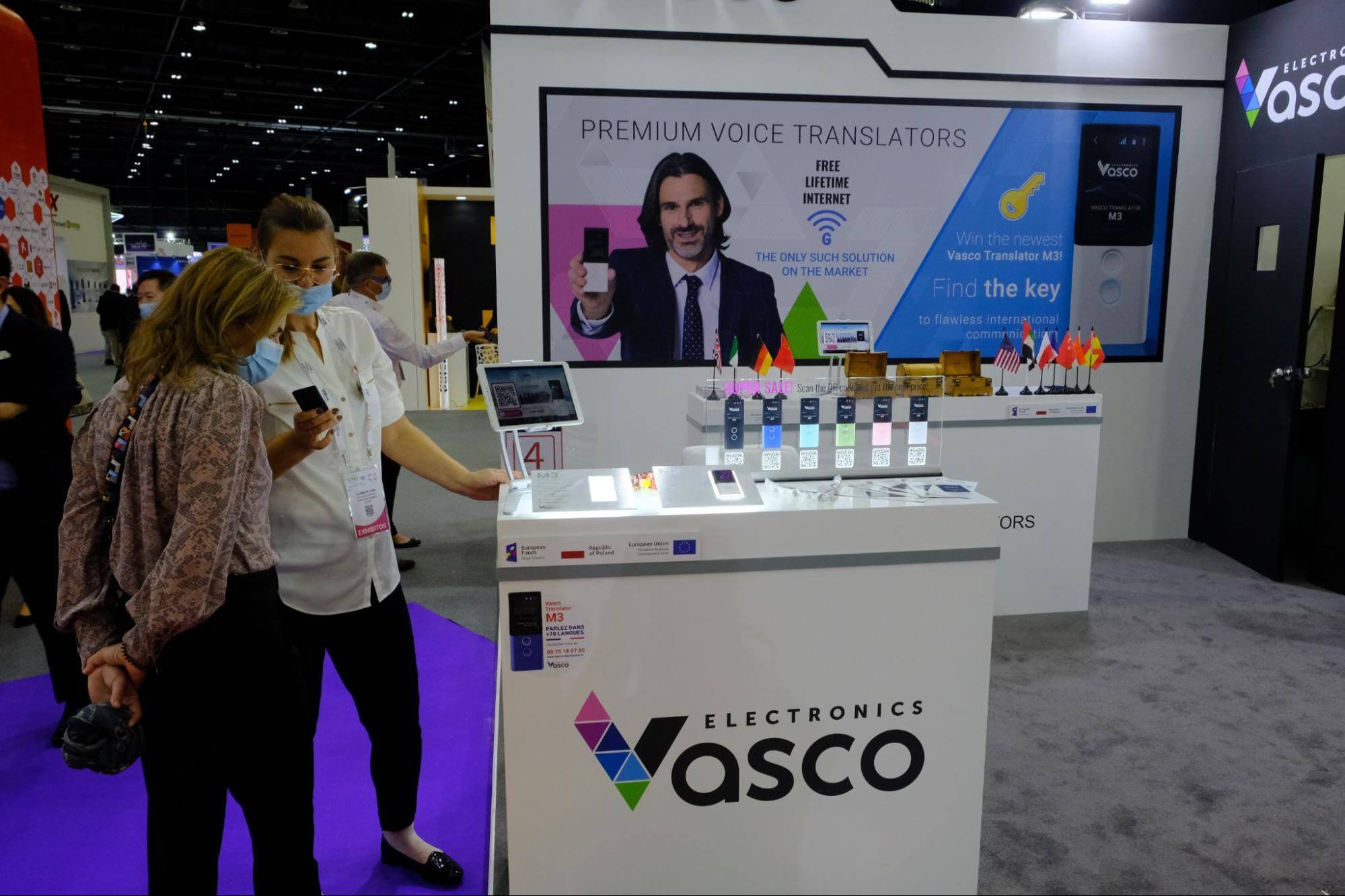 Stand de Vasco Electronics au GITEX avec nos traducteurs en arrière-plan