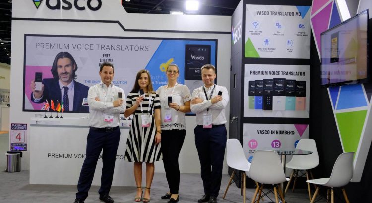 Stand de Vasco Electronics au GITEX avec les représentants de la société en premier plan