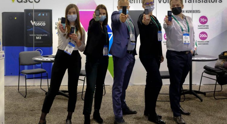 Photo montrant le stand de Vasco Electronics au CES et les représentants de la compagnie