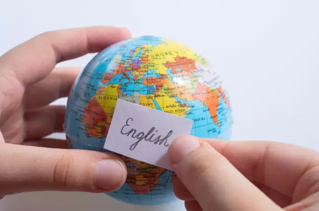 Image d'un globe et d'un post-it avec le mot "anglais" écrit dessus.