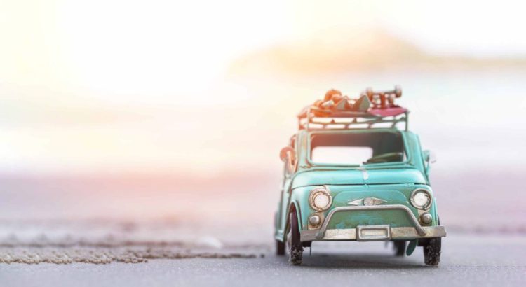 Une petite voiture de collection qui ressemble à un véhicule de voyage.