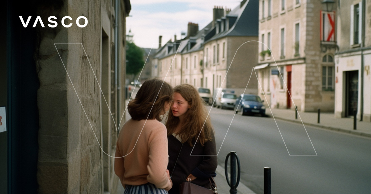 Deux femmes discutent dans la rue.