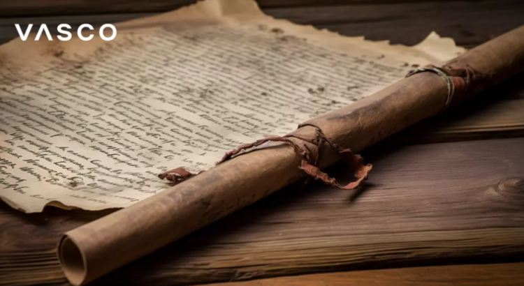 Un vieux manuscrit posé sur une surface en bois.