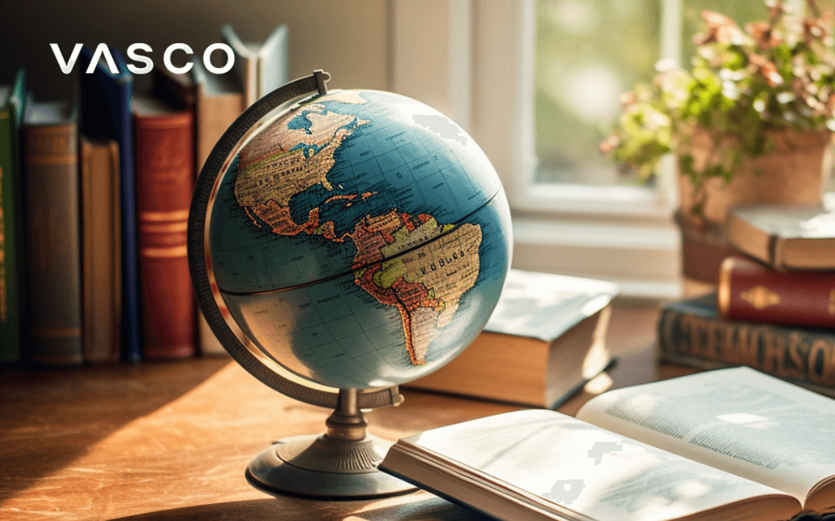 Un globe sur un bureau à côté d'un livre.