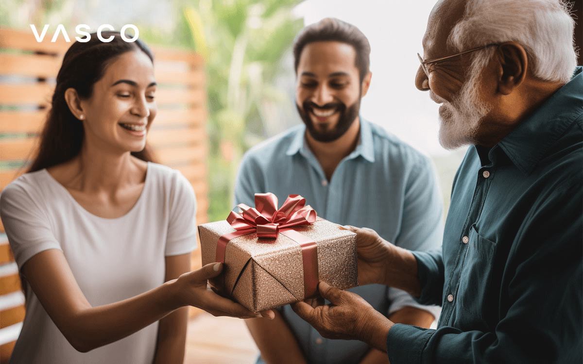 Une jeune femme reçoit un cadeau d'un homme âgé.