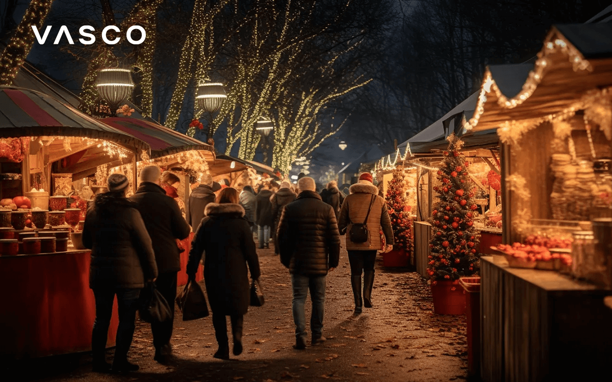 Marché de Noël avec une foule et des lumières.