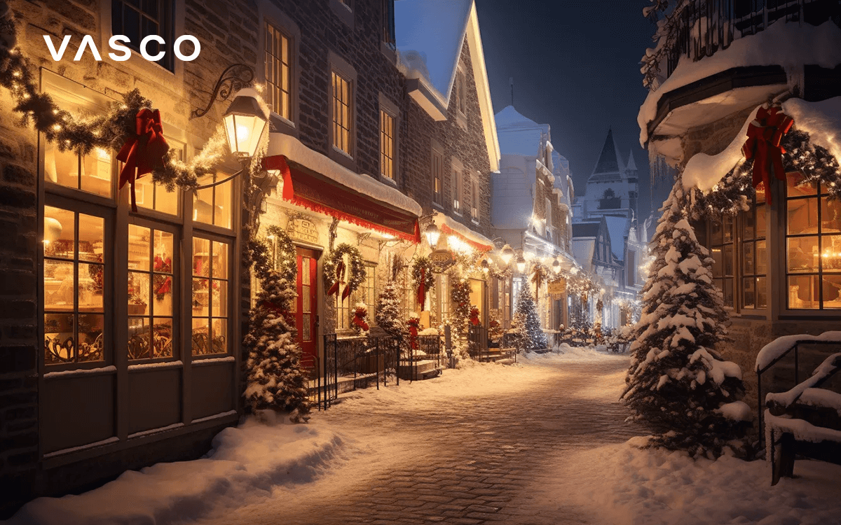 Une rue enneigée avec des décorations de Noël.