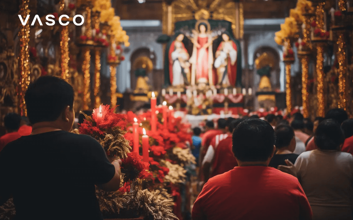 Personnes assistant à une messe de Noël.