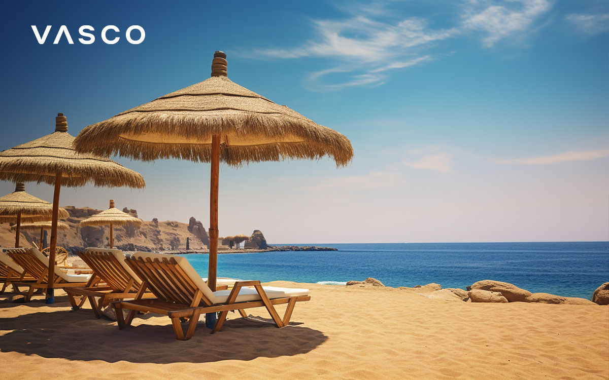 Plage exotique avec parasols et bougainvilliers, Sharm el-Sheikh.