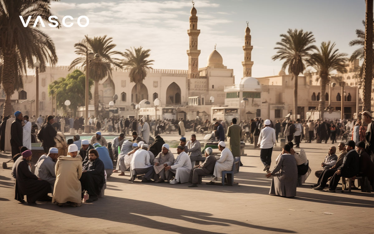 La vie à Louxor, Égypte : Des habitants se rassemblent sur une place à l'extérieur du temple de Louxor pour célébrer l'Aïd al-Adha.