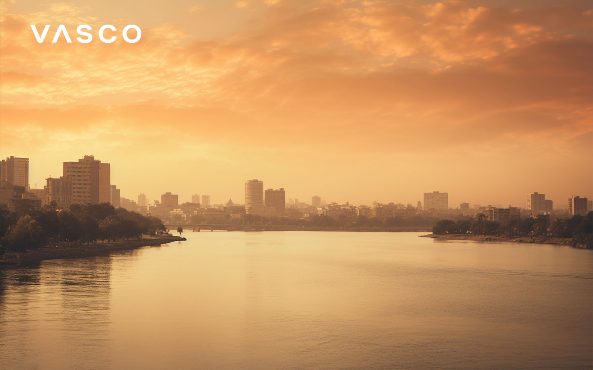 Ligne d'horizon sur le Nil au Caire avant le coucher du soleil.