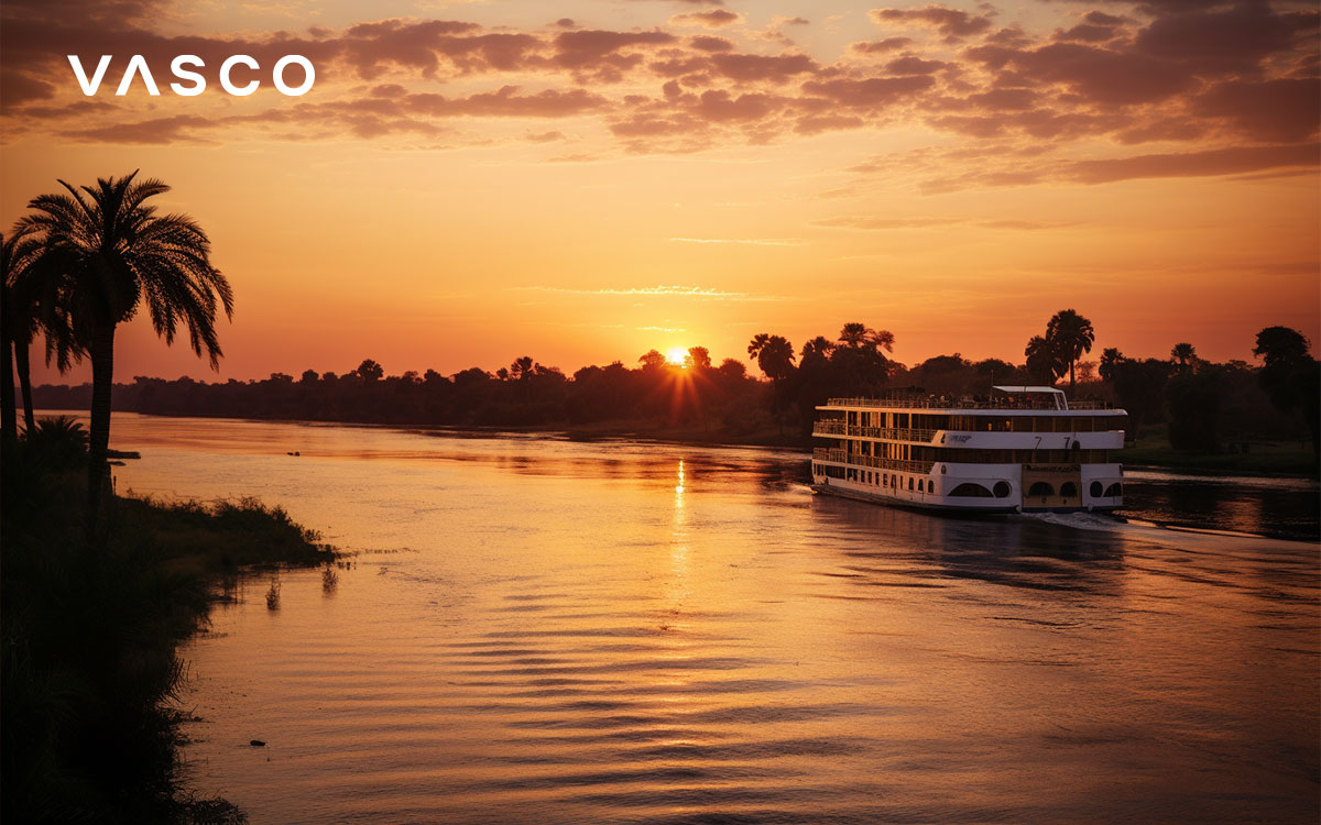 Le Nil et un bateau au coucher du soleil.