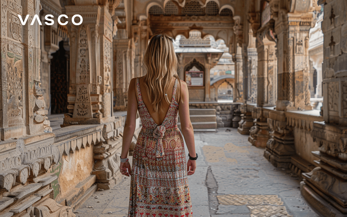 Une femme qui visite un temple ancien.