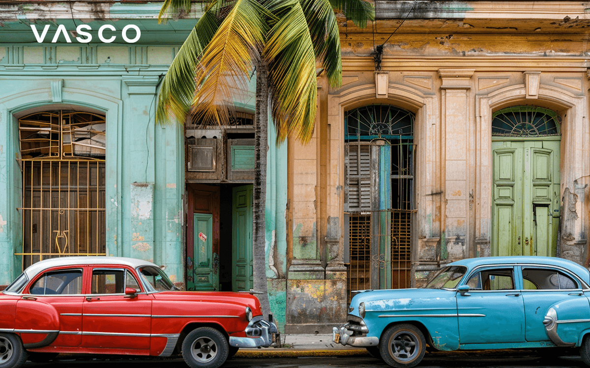 La rue de La Havane à Cuba et des voitures colorées garées près des bâtiments.