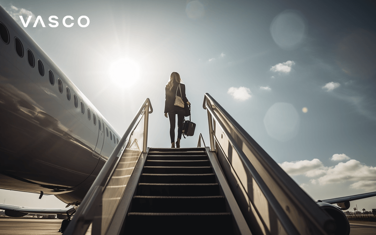 Une femme avec des bagages prenant un escalier qui mène à l'avion