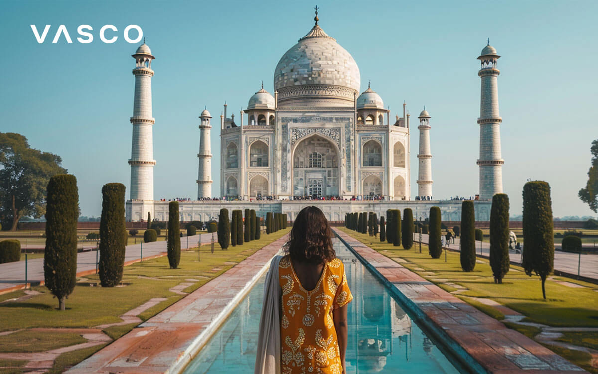 Une femme qui se tient devant le Taj Mahal