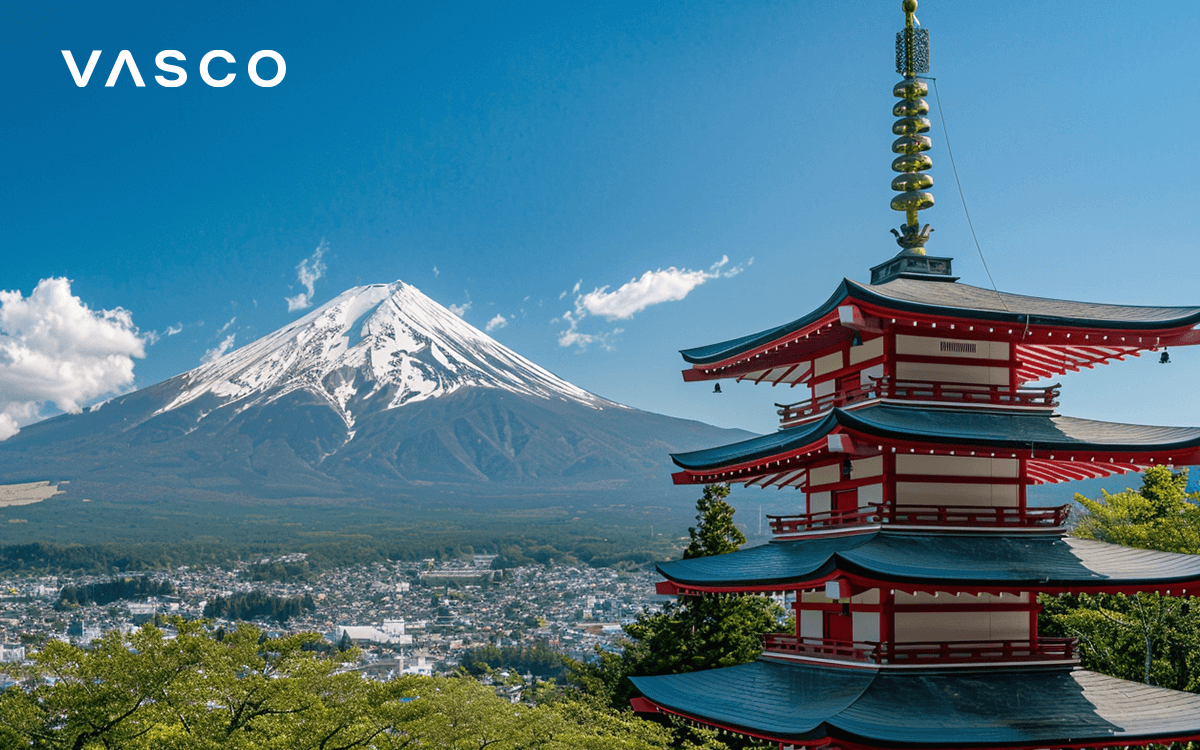 Un sanctuaire japonais avec le mont Fuji en arrière-plan.