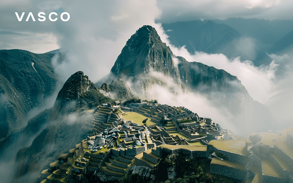 La vue sur les sommets brumeux du Machu Picchu au Pérou.