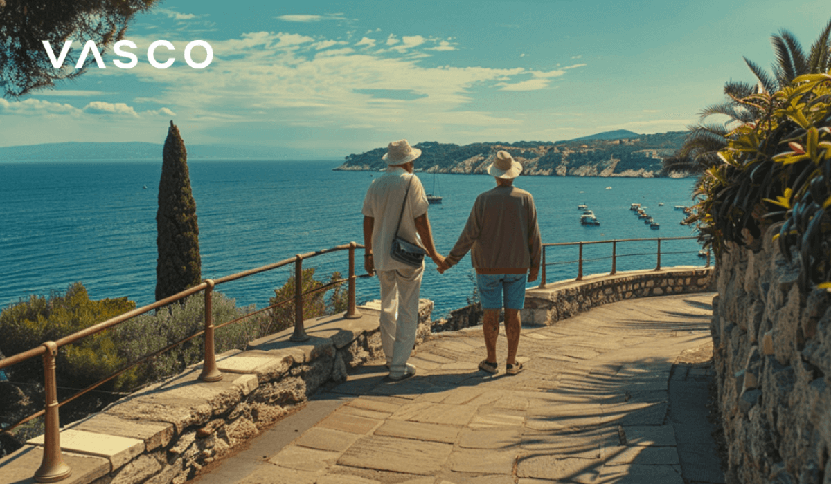 Couple de seniors qui marche prÃ¨s de la mer