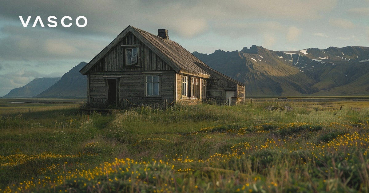 Une petite maison islandaise avec les montagnes à l'arrière plan