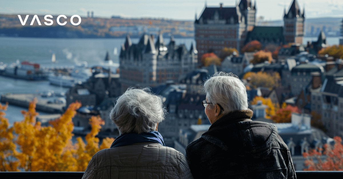 Un couple de séniors qui surplombe une ville depuis une belvédère