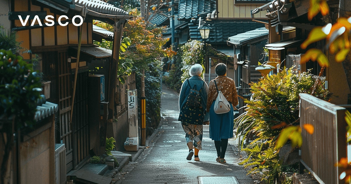 Deux femmes âgées qui marchent dans une rue japonnaise