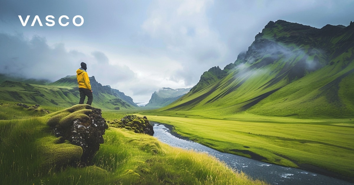 Un voyageur s'émerveille devant le paysage islandais.