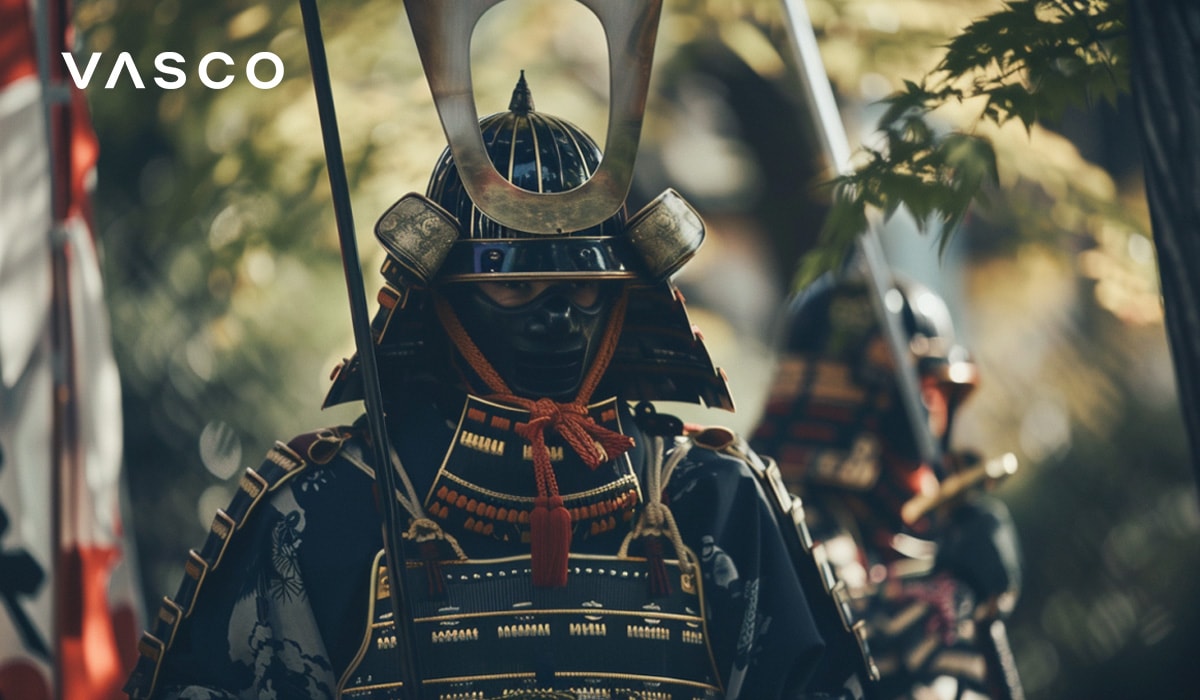 Un guerrier samouraï dans son armure traditionnelle se tenant dans un décor verdoyant 