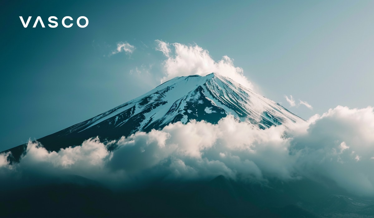 Une vue majestueuse du Mount Fuji avec des nuages tout autour de son sommet enneigé