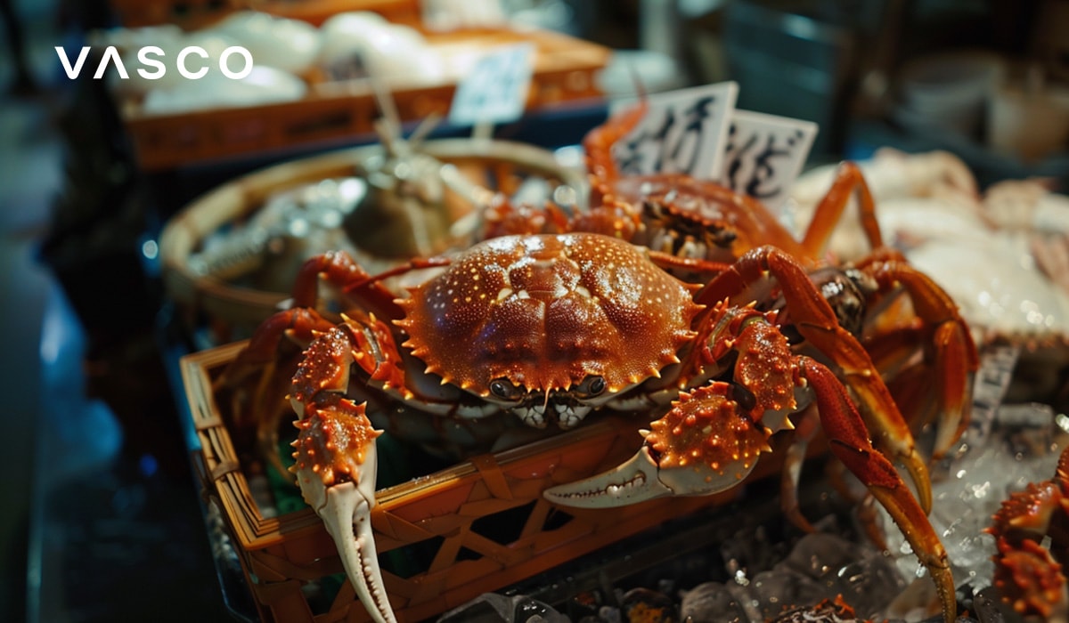 Du crabe frais sur un étalge d'un marché de fruits japonnais