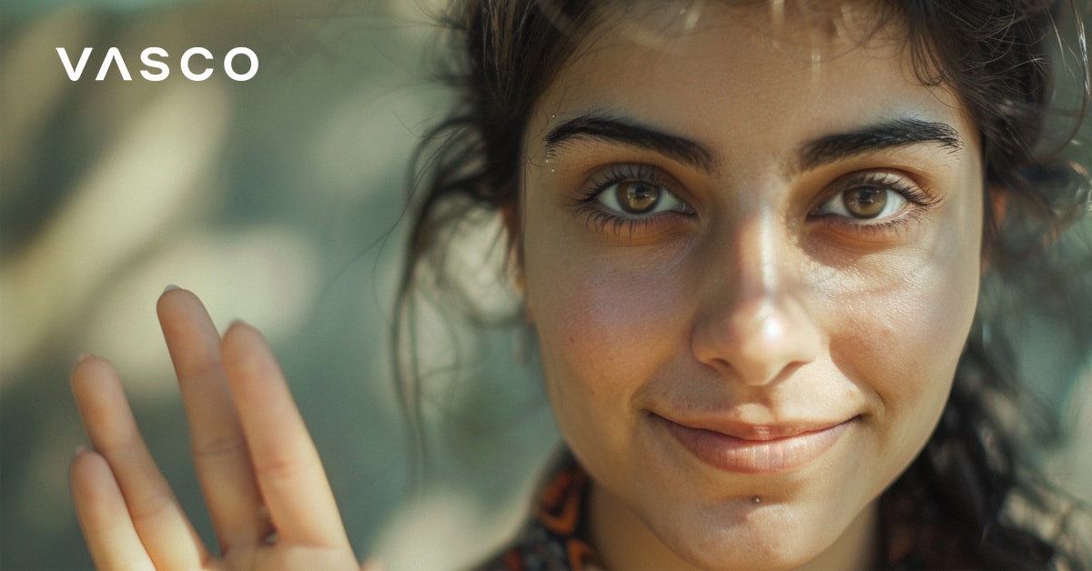 Une femme aux yeux expressifs fait un signe de la main.