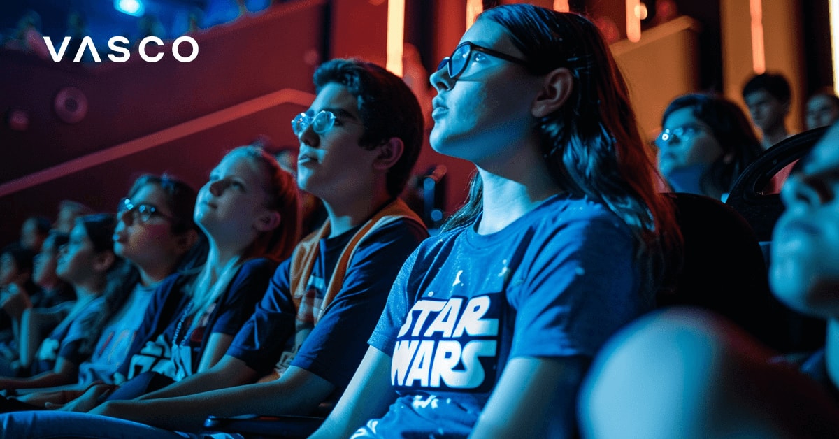 Des fans de Star Wars assis dans la salle de cinéma. 