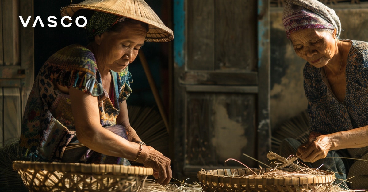 Deux femmes vietnamiennes confectionnant des paniers