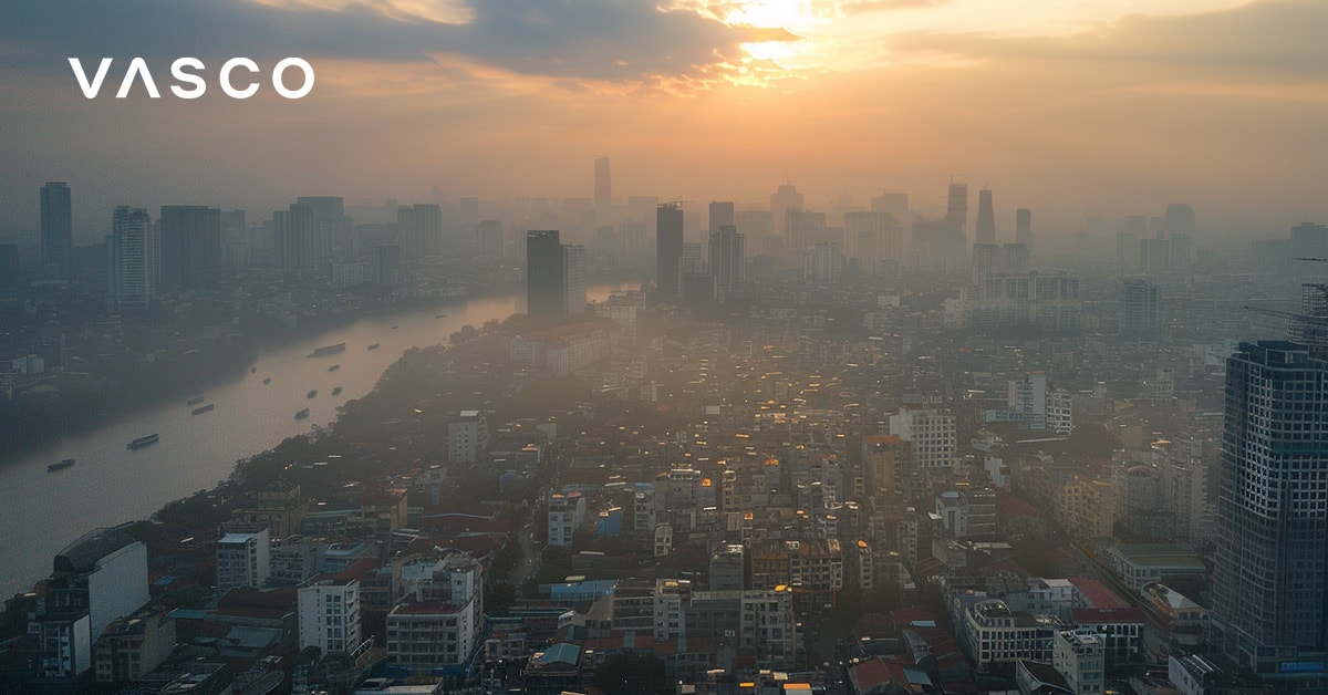 Vue aérienne d'un paysage urbain au coucher du soleil dans un ciel brumeux