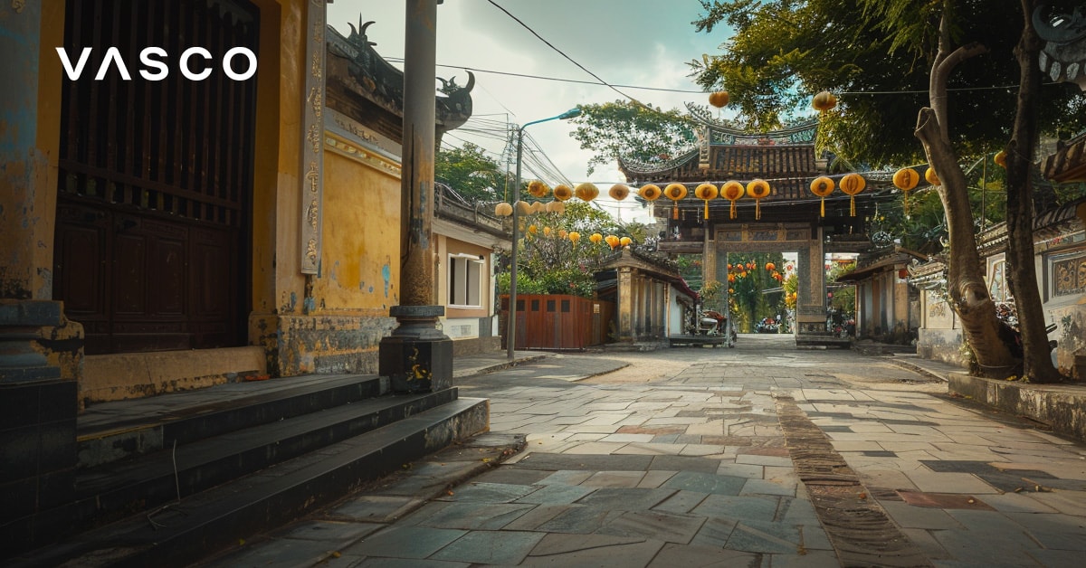 Une rue calme ornée de lanternes au Vietnam