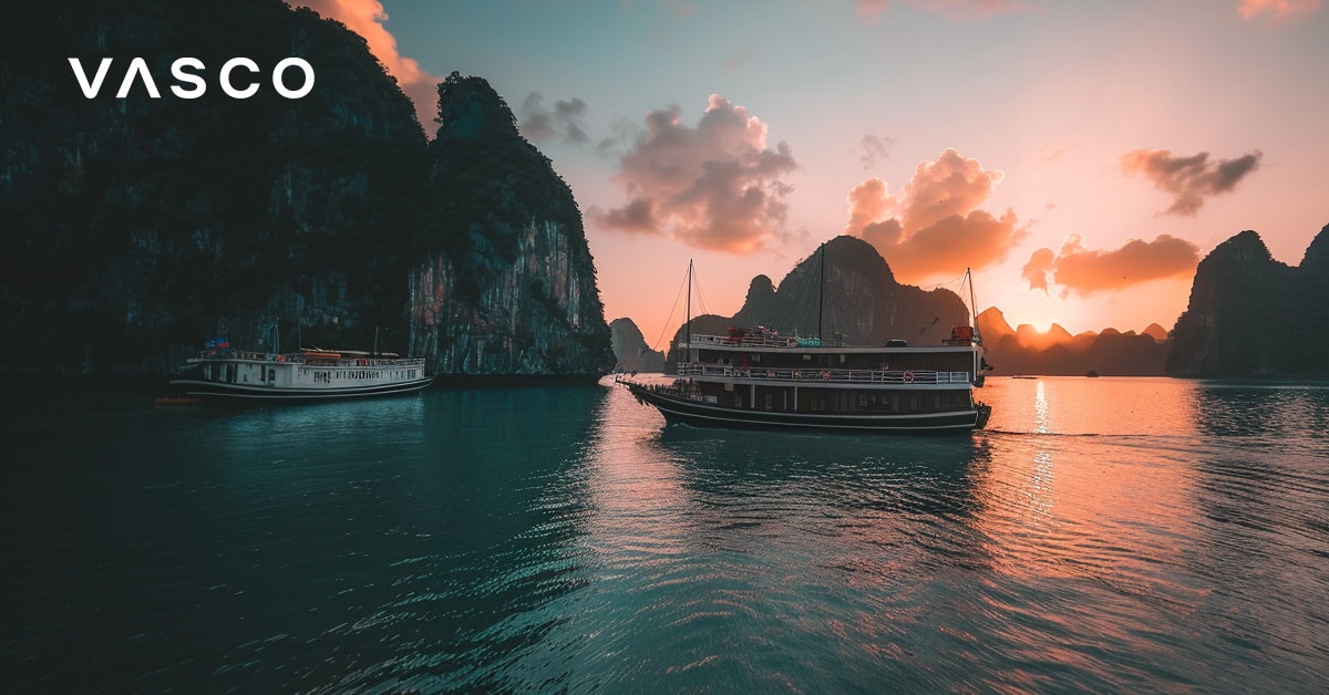 Bateaux sur l'eau au coucher du soleil, entourés de rochers