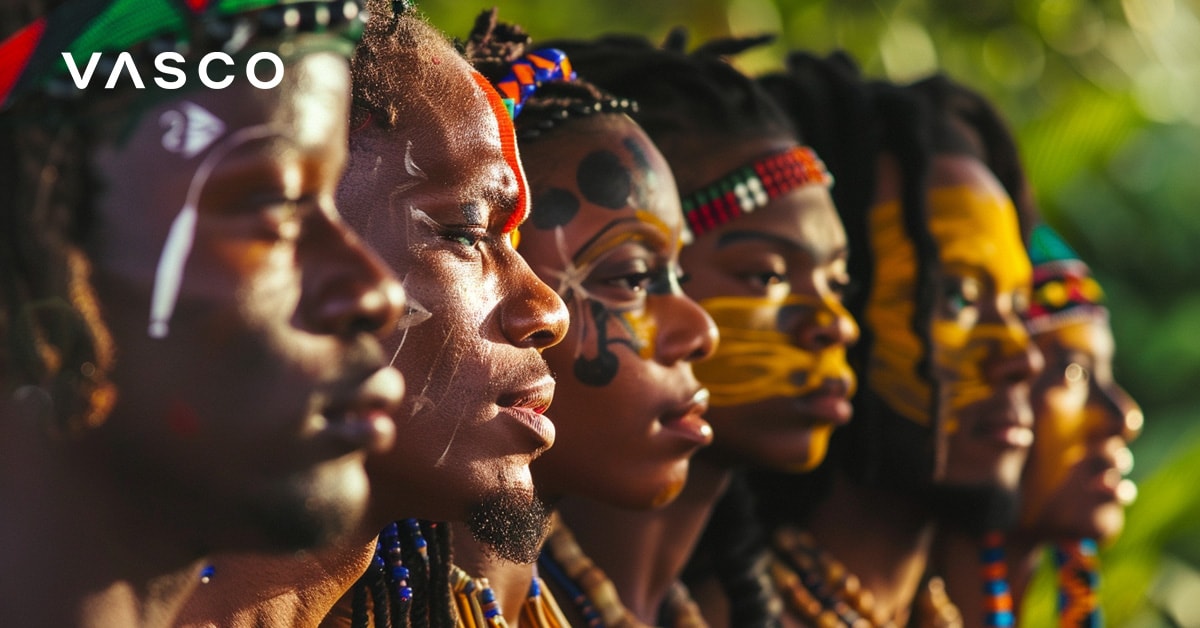 Un groupe de personnes en tenue traditionnelle avec des peintures faciales colorées, debout côte à côte et regardant dans la même direction.