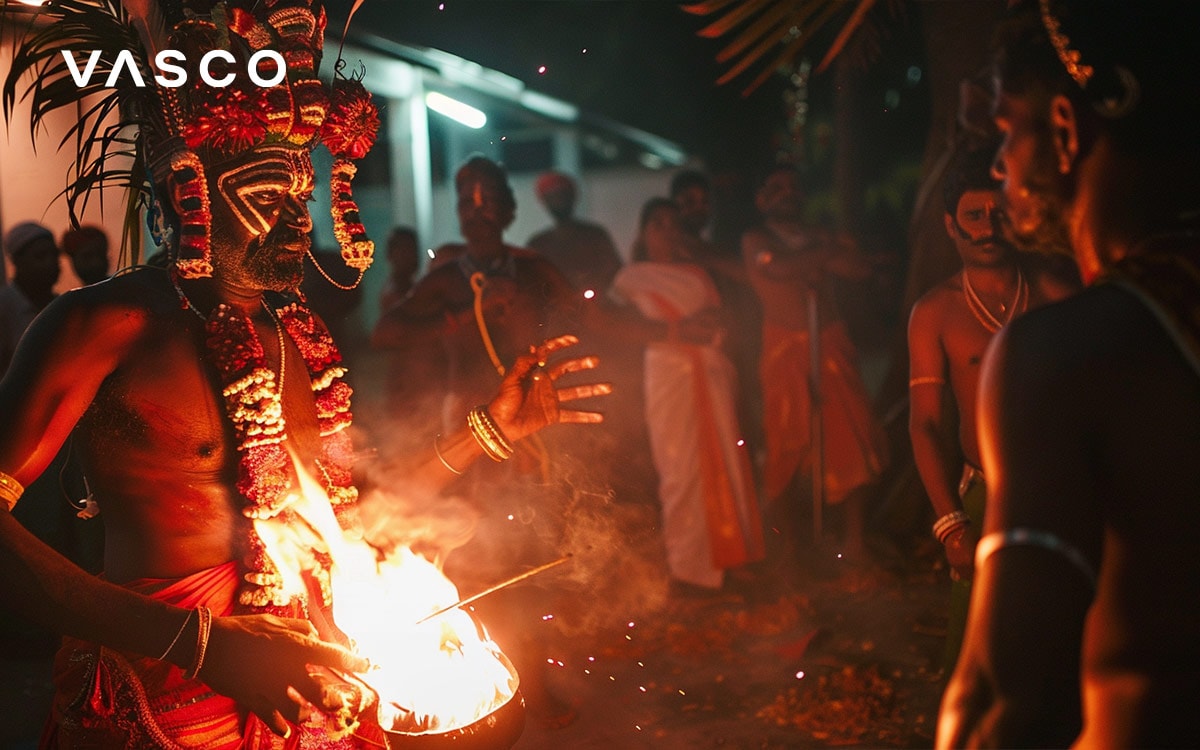  Un artiste en tenue traditionnelle réalisant un rituel, entouré d'un public visible en arrière-plan.