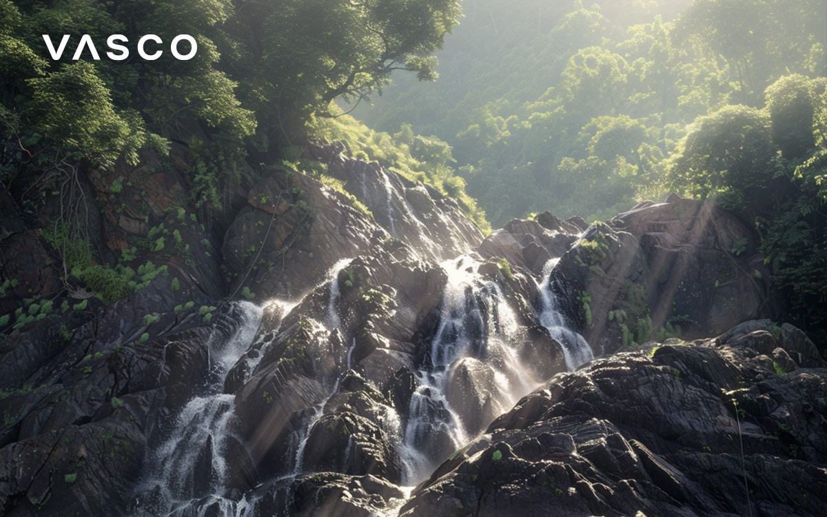  Une cascade entourée d'une forêt verdoyante sous la lumière du soleil.