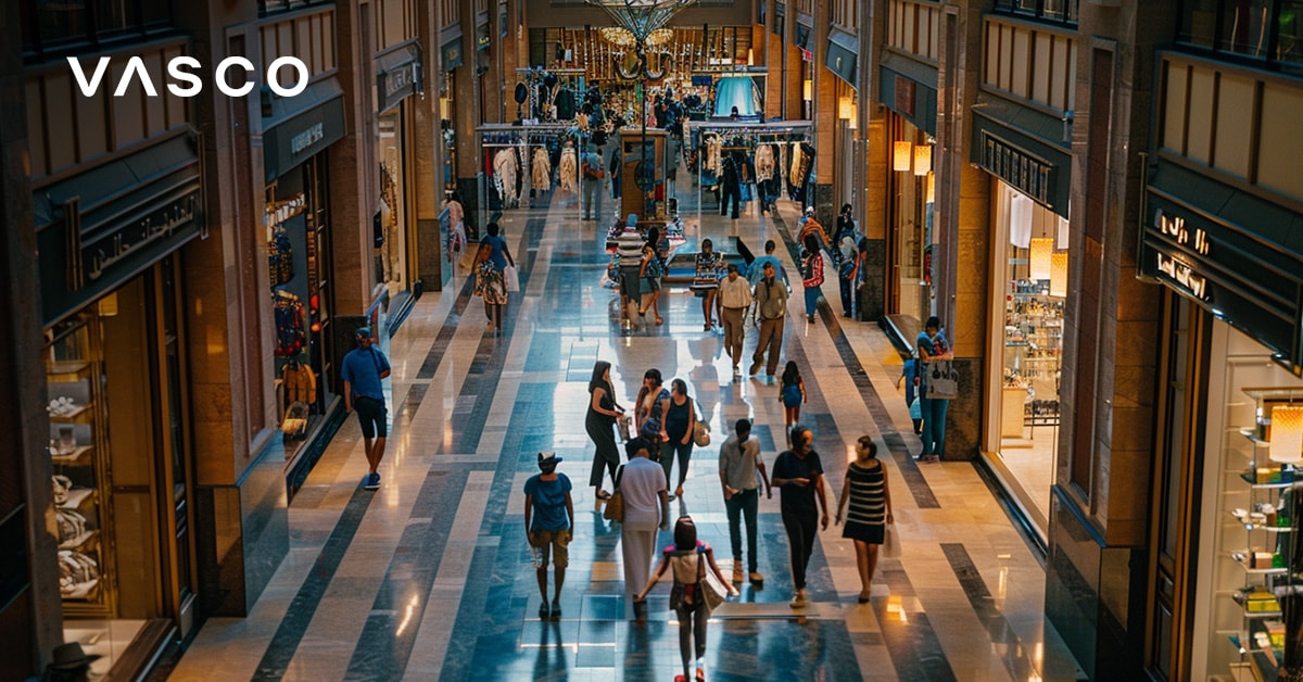 Centre commercial couvert à Dubaï avec des foules et des magasins de luxe