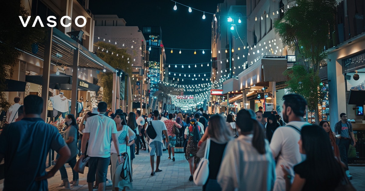 Marché nocturne animé à Dubaï, avec des gens qui font du shopping et des lumières au-dessus de la tête.