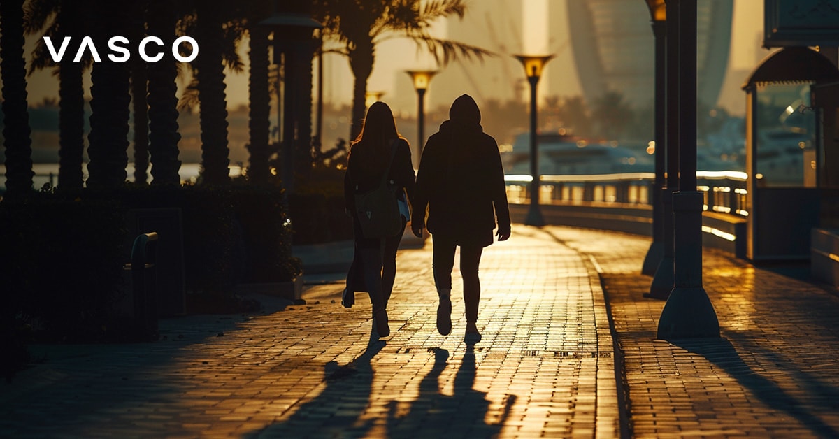 Couple marchant sur la promenade de la marina de Dubaï au coucher du soleil