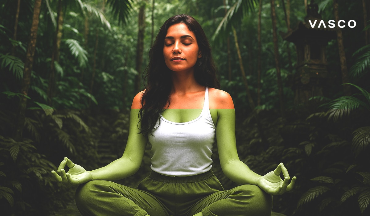 Une femme médite paisiblement en position du lotus, entourée par la végétation luxuriante d’une forêt balinaise.