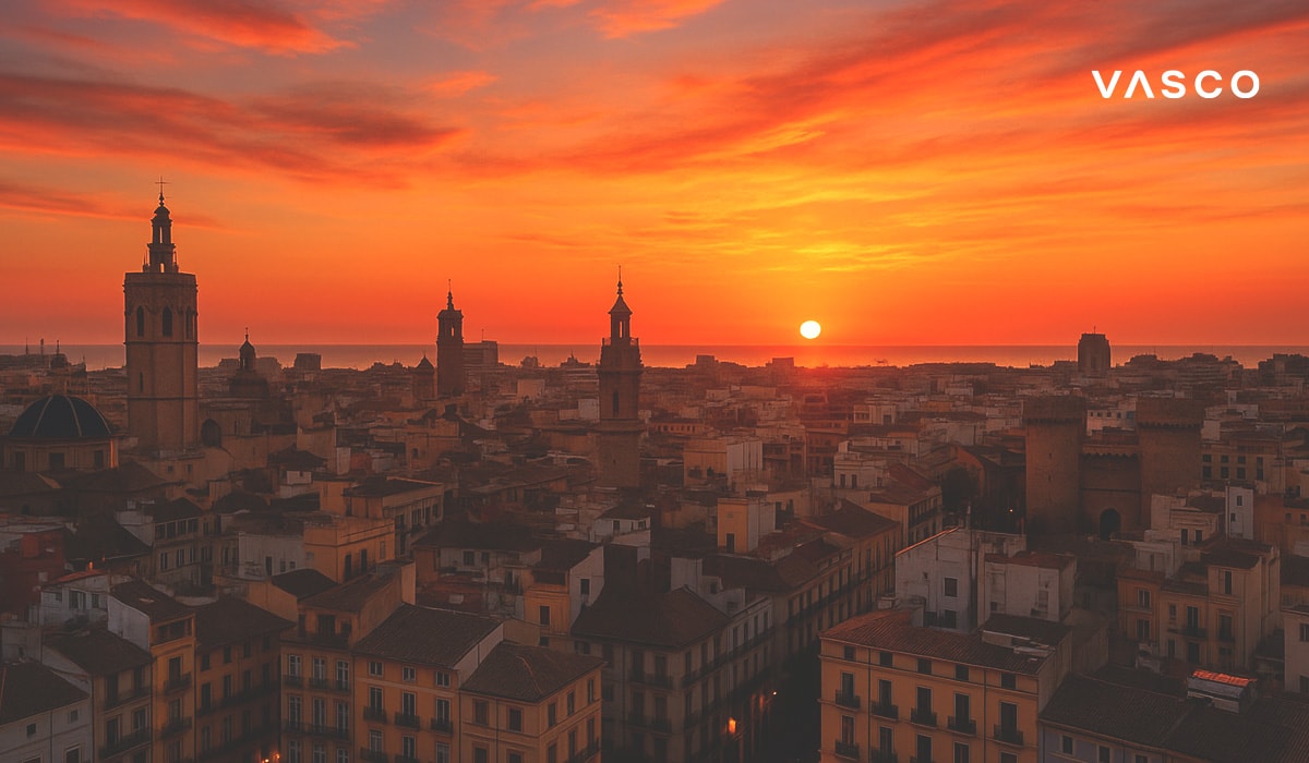 Un lever ou coucher de soleil sur la ville de Valence, avec sa cathédrale et la mer à l'horizon.