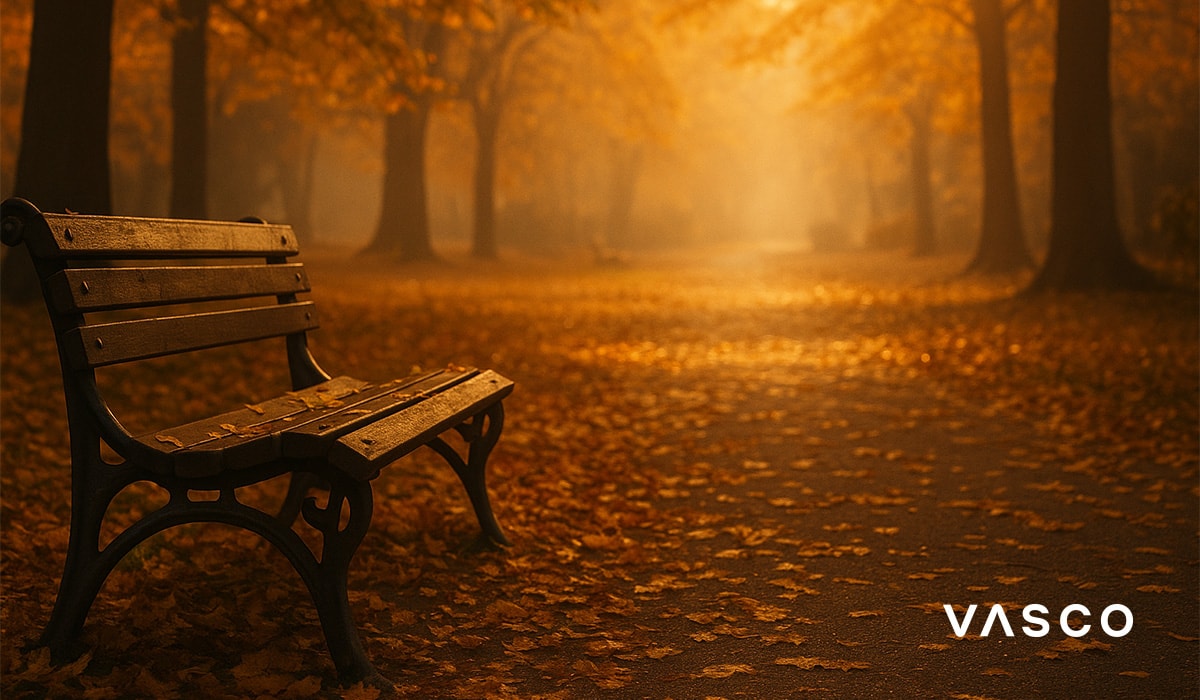 Un banc de parc en automne, enveloppé de feuilles dorées sous la douce lumière du matin