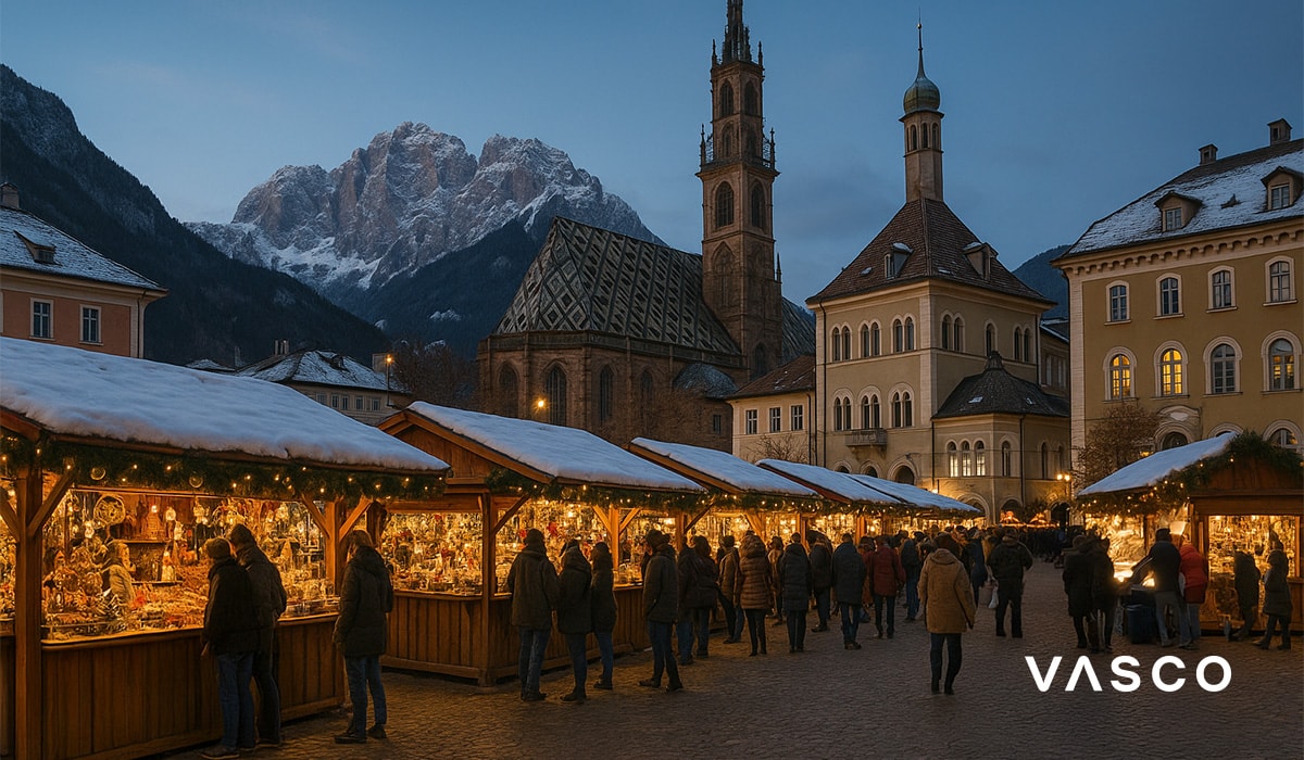 Marché de Noël italien avec les montagnes alpines au crépuscule