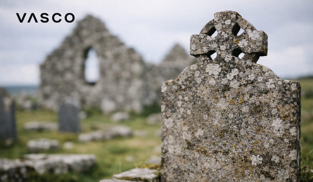 Une pierre tombale celtique usée près d’anciens vestiges en pierre