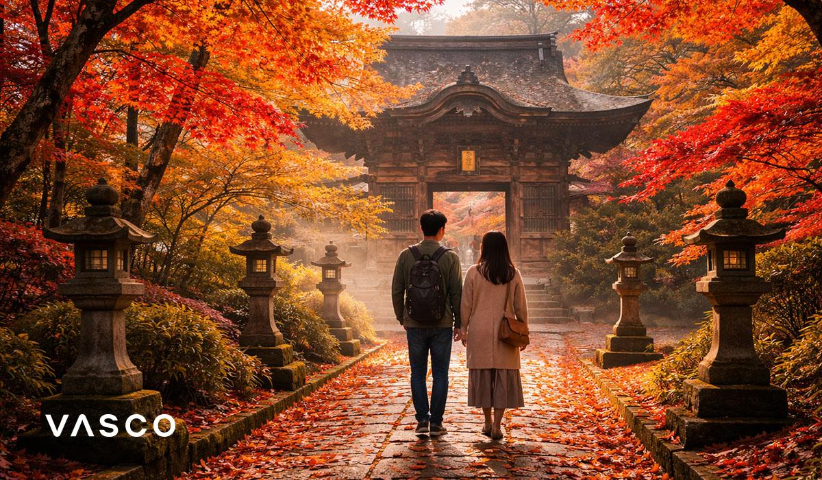 Voyageurs marchant dans un temple historique japonais en automne — visite de Kyoto pendant la saison des feuilles rouges.