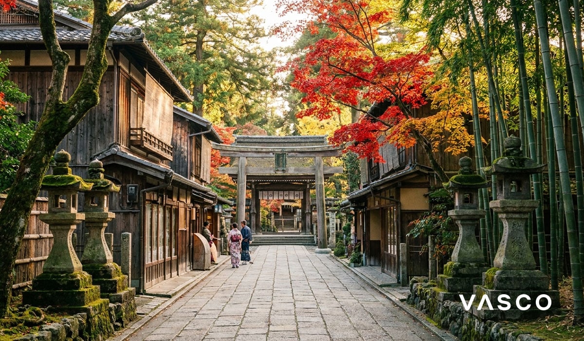 Rue traditionnelle japonaise avec un torii et des érables aux couleurs d’automne