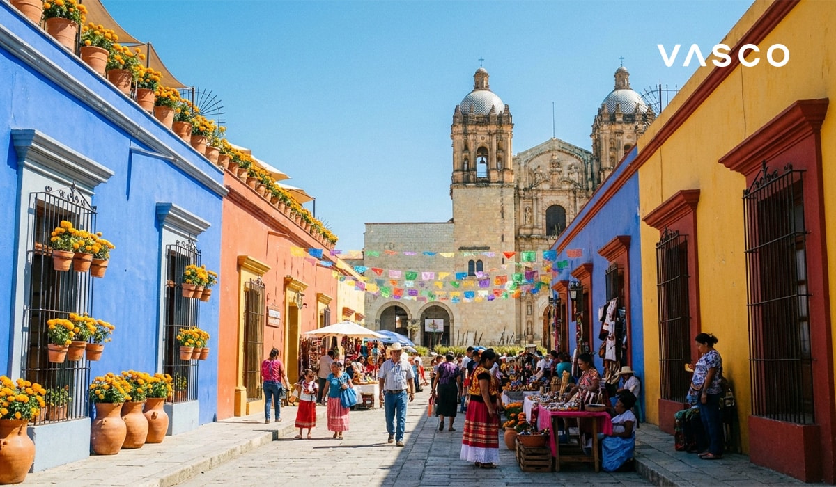 Rue coloniale colorée à Oaxaca avec un marché local et des passants